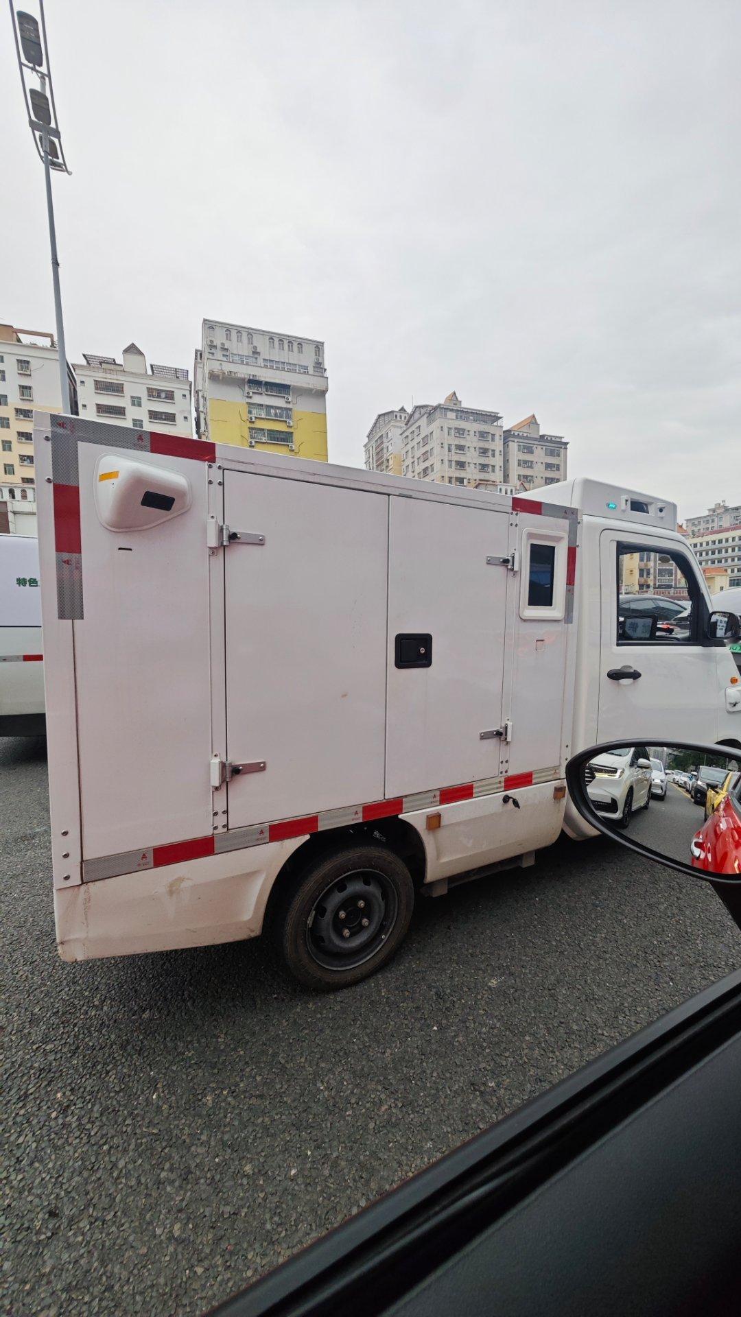 现在深圳路上好多细狗快递车，我看下了，它们好像比我的车智能……[跪了]​​​