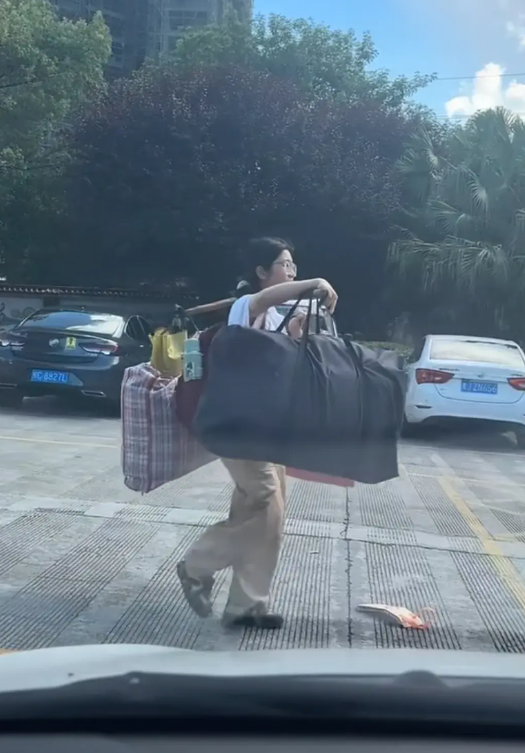 6月9日，广西桂林，高考结束的铃声余音未散，一位女孩的身影，成为了考场外一道独特