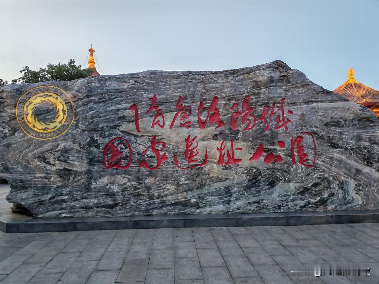 在洛阳停留四晚五天，白天赏花观景，夜晚品味古都古韵。洛城白昼，繁花似锦，牡丹