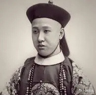 1950年，新中国成立的第二年，大清国的最后一任摄政王载沣还活着，而且也才67