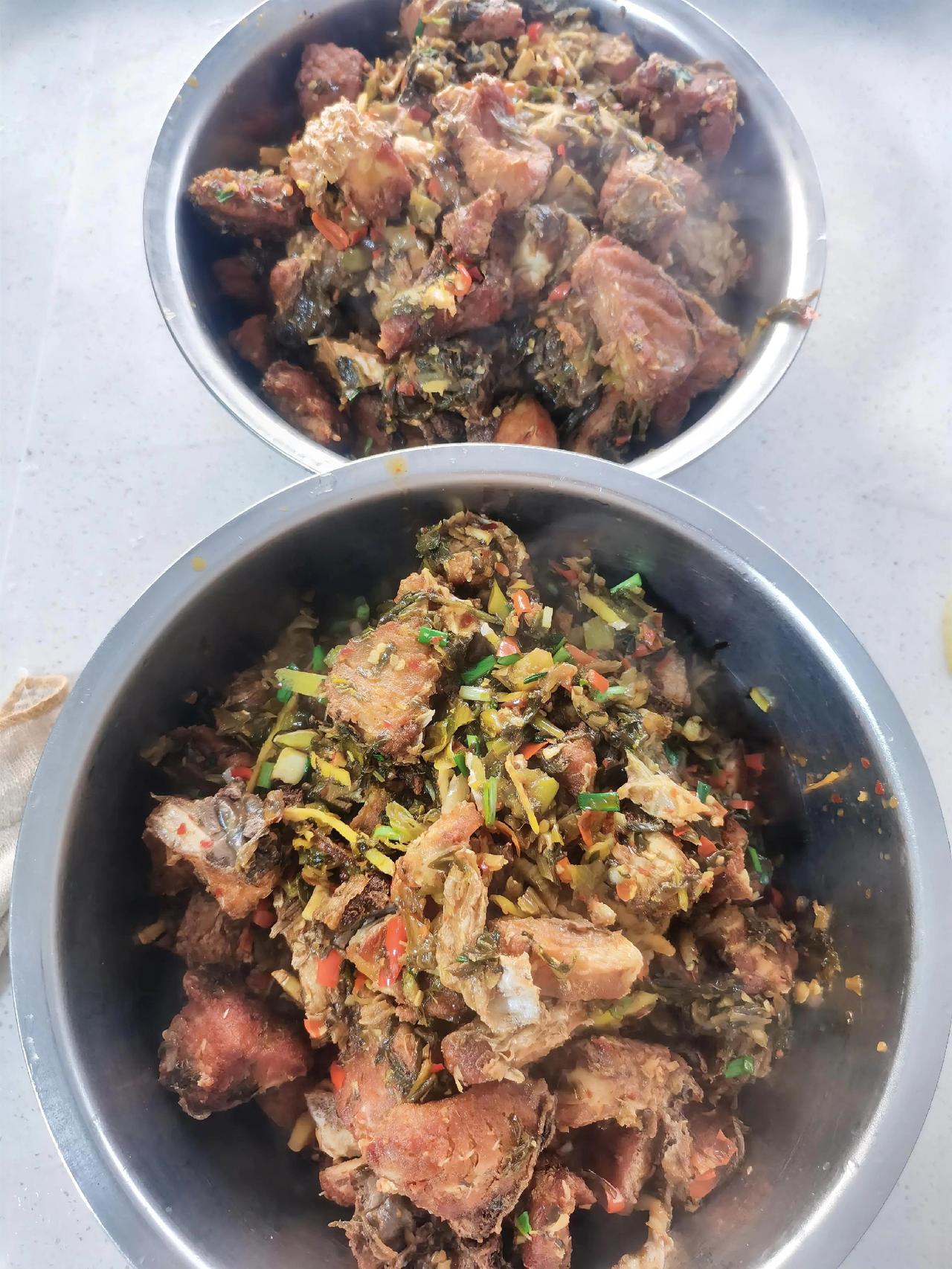 今日食堂菜谱：红烧鱼块素炒土豆丝萝卜芋头汤。人在低谷期，很多时候，