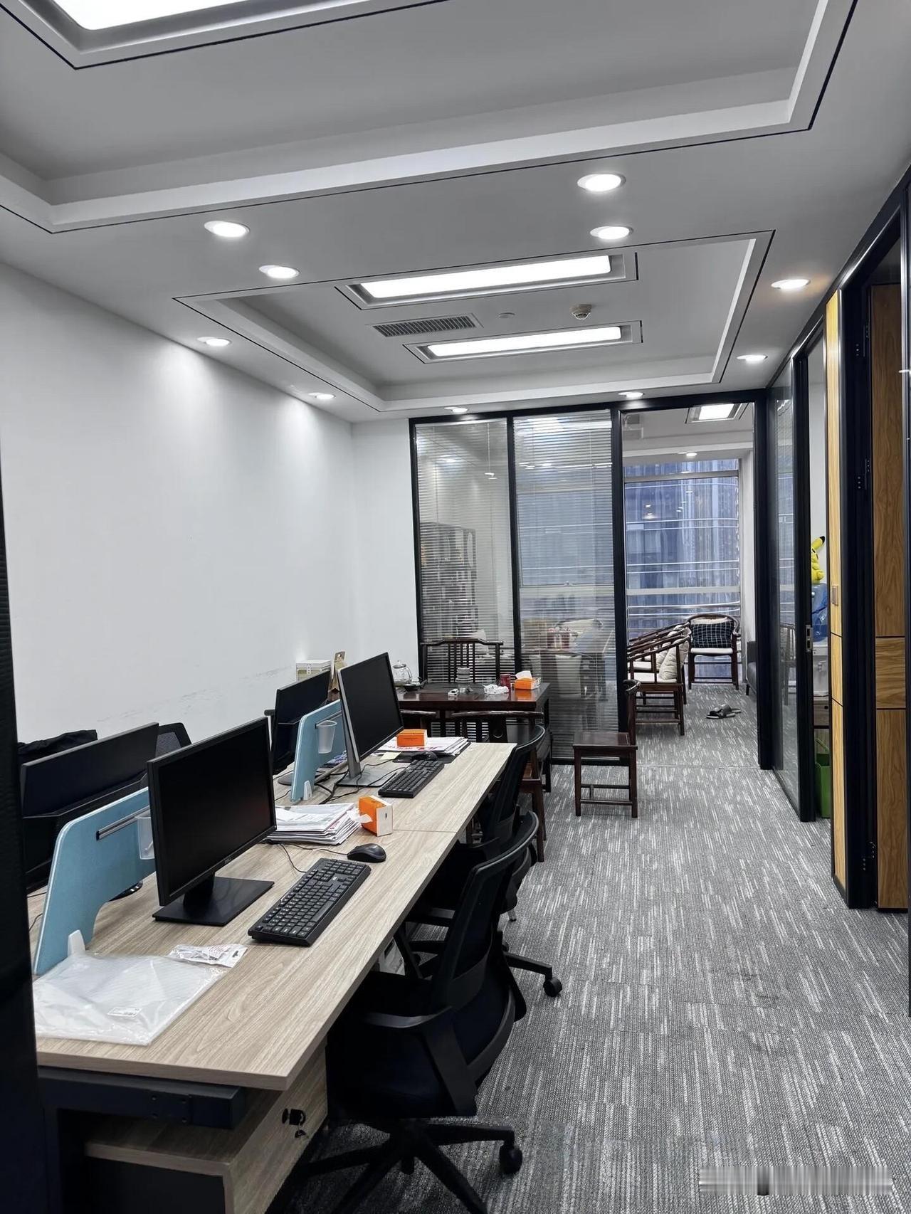 老板想辞掉会计，让侄女接手，会计知道后连续几天请假，公司里传得快，同事说会计是从