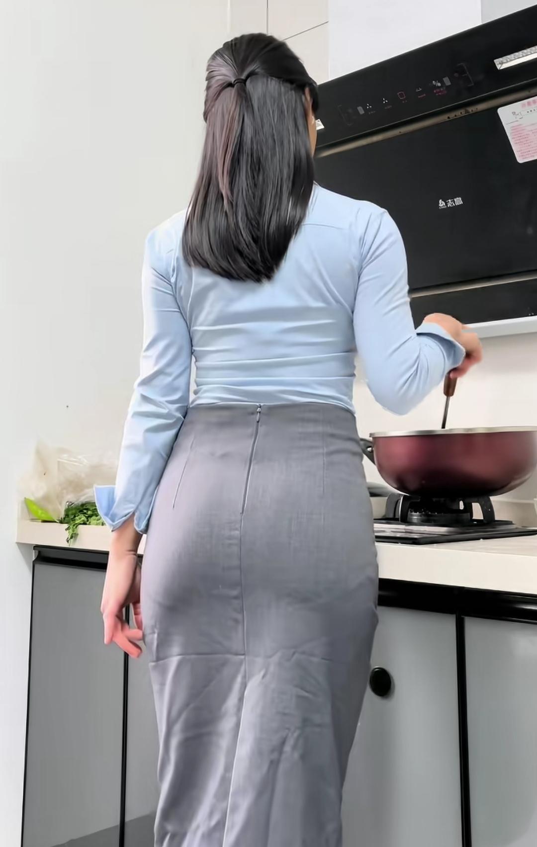 谢谢邀请，试对上联:上联：两滴相思泪，下联：一纸断肠诗。上联“两滴相思