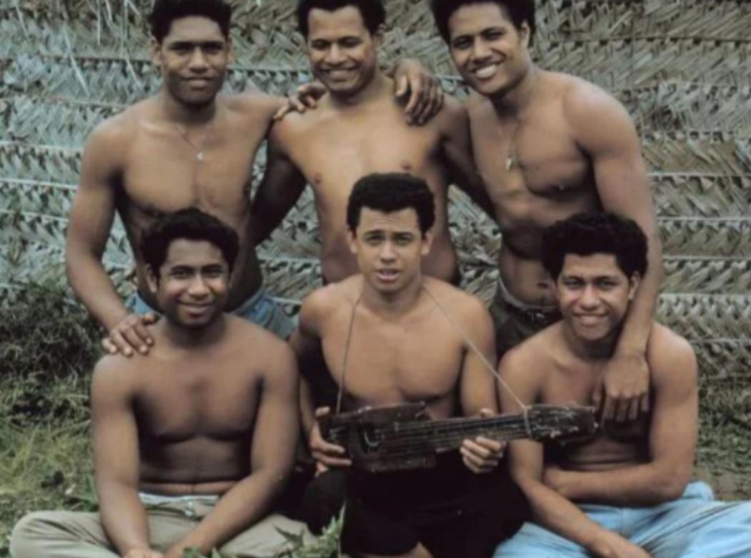 1965年，汤加的6个15岁男孩因为觉得上课太无聊，就偷了一艘破船想出海冒险，结