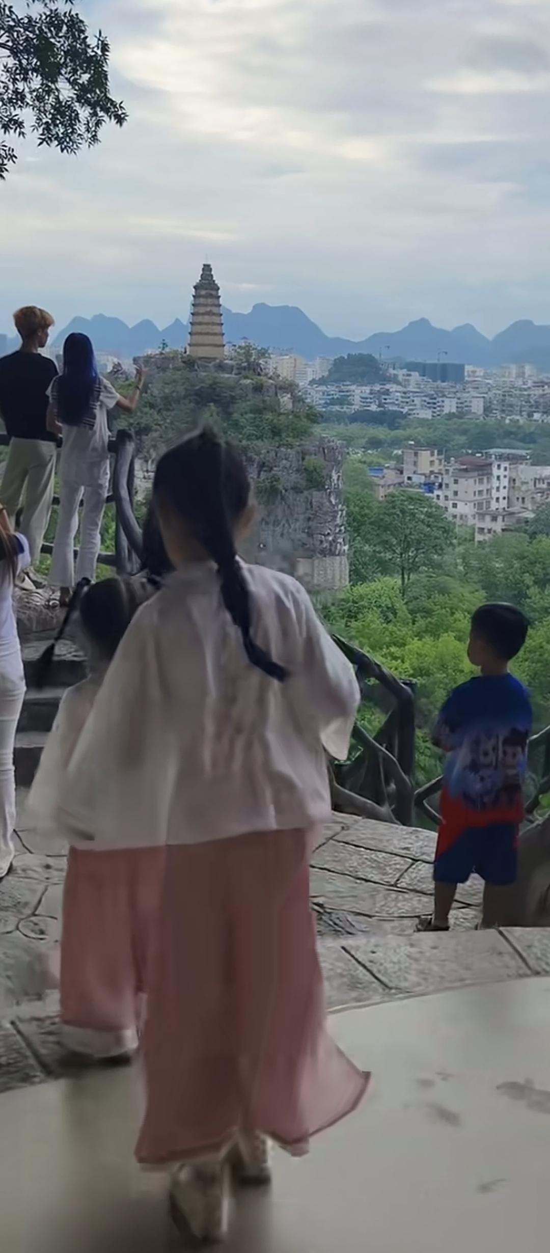 家乡美:山高水长，古塔耸翠。