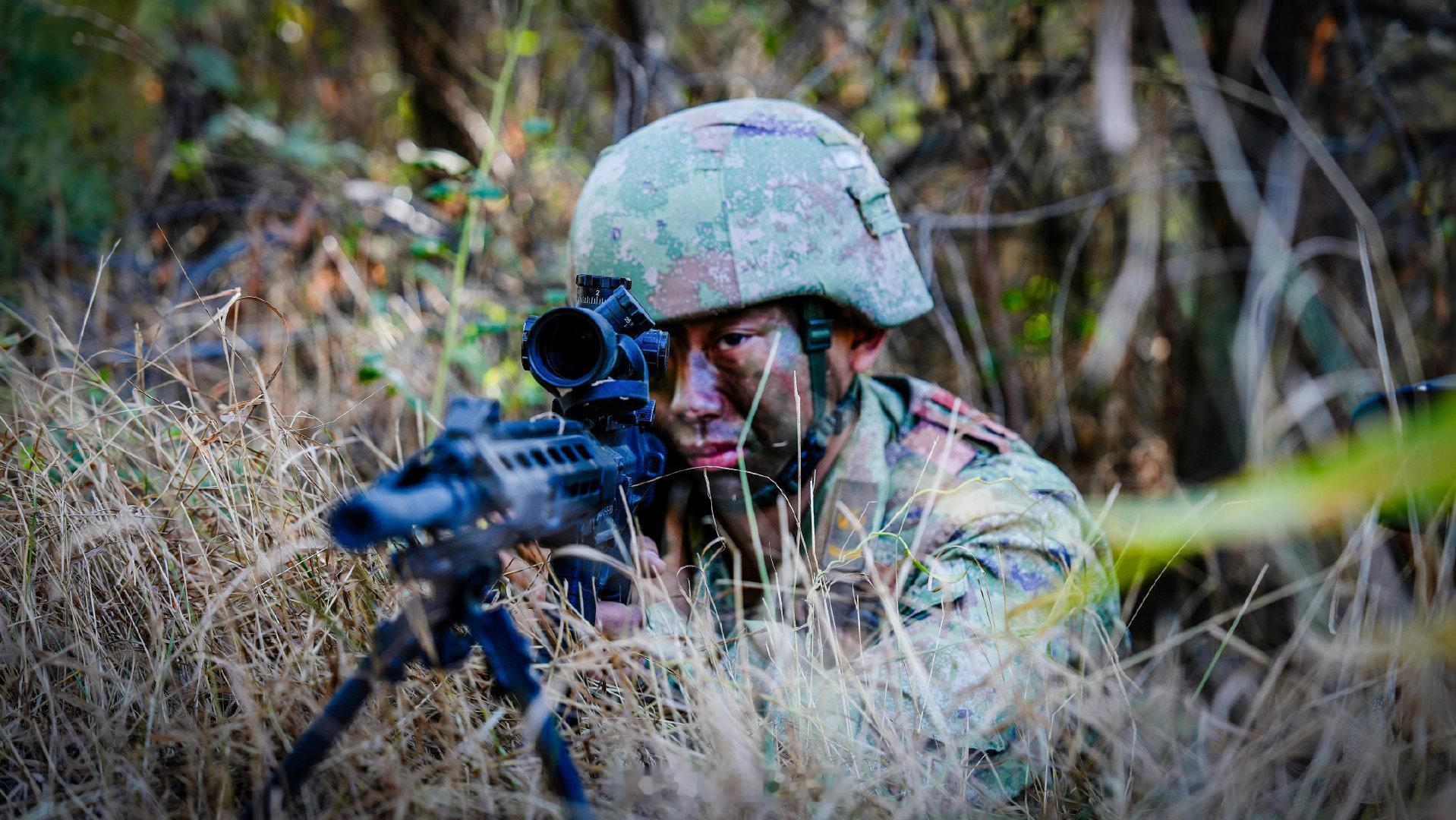 【利刃突击！#组图感受侦察兵热血练兵瞬间#】近日，新疆军区塔城军分区某部开展侦察兵多课目实战化考核，