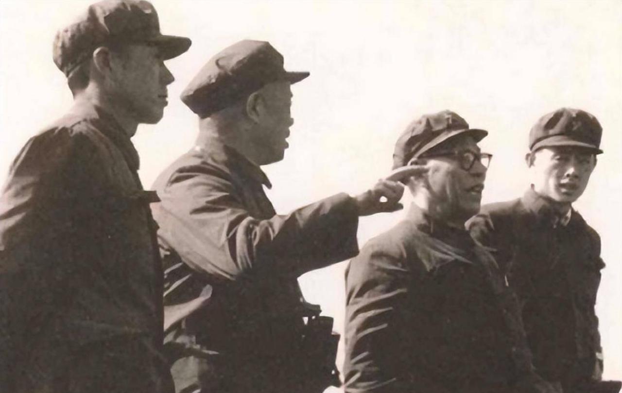 1964年冬，福州军区司令韩先楚上将回乡探亲，与儿子冒雪外出散步。走着走着，一只