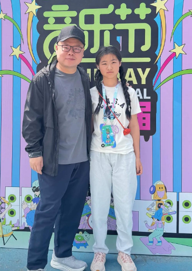 小岳岳这么漂亮的老婆也没能改变他家的基因，男人的基因太强大了，看来女生还是得找帅
