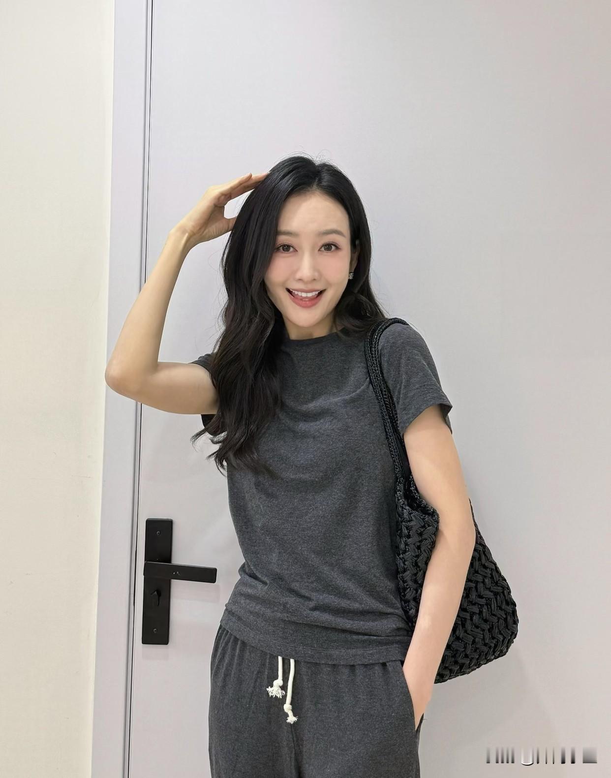 王鸥居家基础套装穿出大女主感！一身深灰色休闲套装，简约短袖上衣搭配抽绳阔腿长