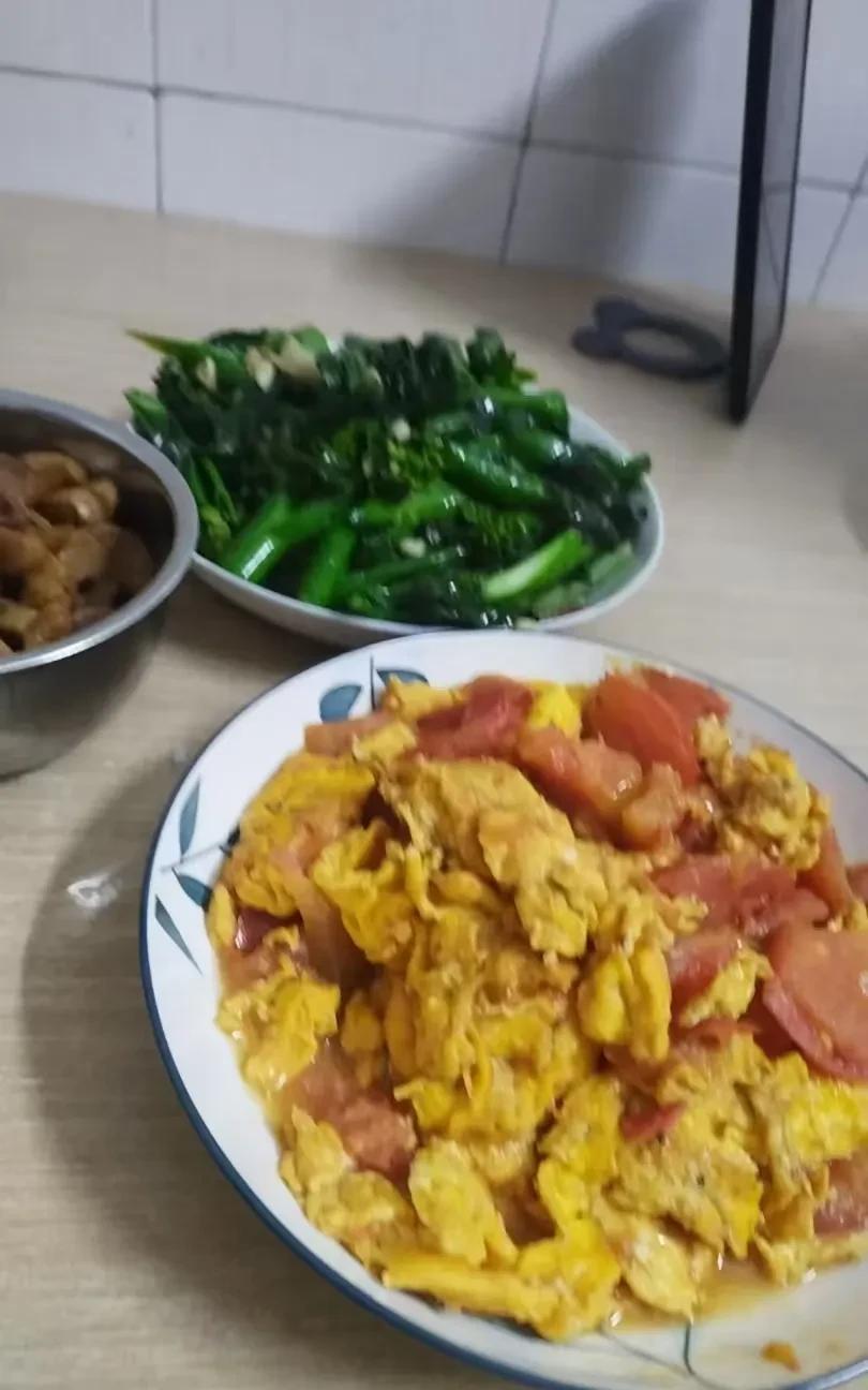今天一回到家里，就看到我儿子坐在桌子旁边，饭菜已经做好了，孩子满脸笑容的看着我，