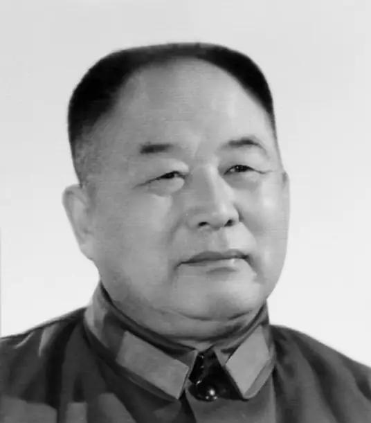 1970年12月的一天，李德生正在安徽忙着开会，电话突然响了，电话那头语气急促，