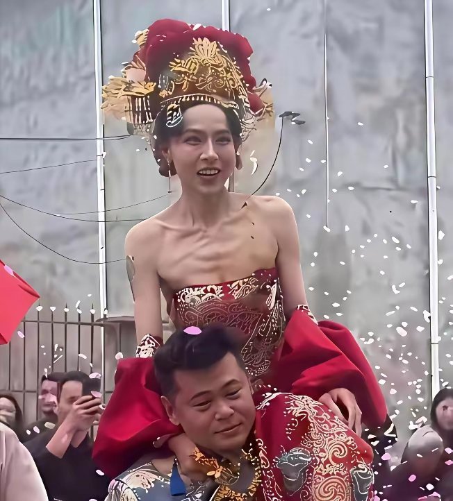 被新娘的身材震惊到了。 京N牌的奔驰大G做婚车，新郎单手就能把她扛起来...