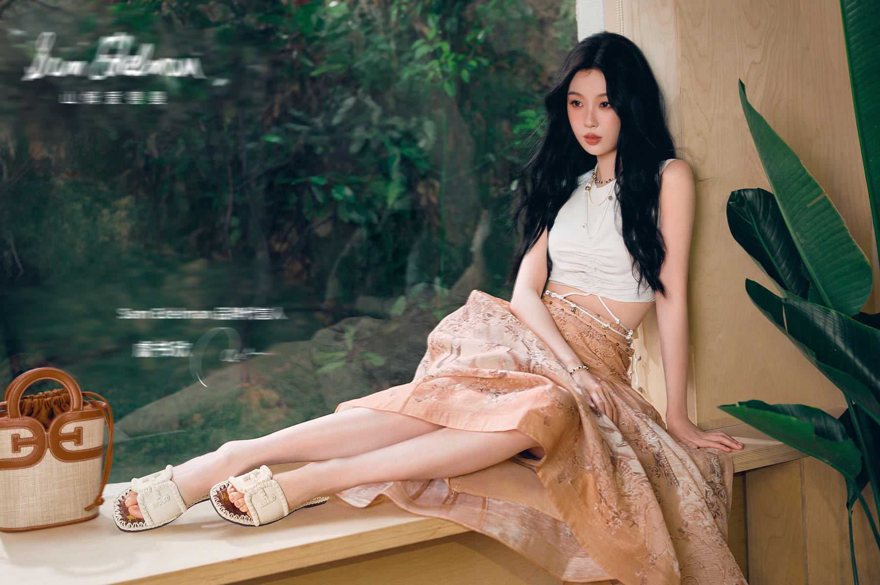 虞书欣波西米亚风造型 这不是妥妥的假日穿搭模板嘛！简约白色系利落轻盈，裙摆民族风