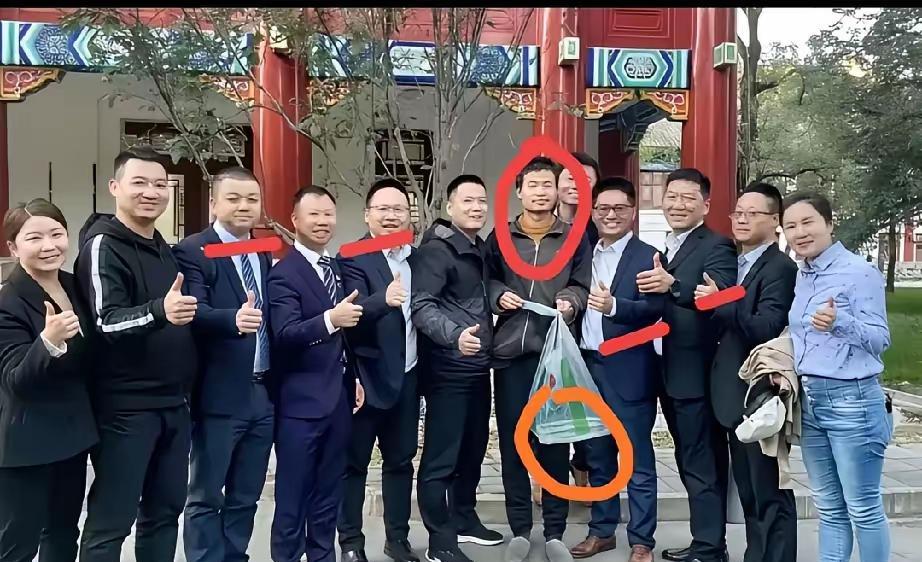 这是韦神与其他人的合影照，能看出他是一个与众不同的人。周围的人都身穿西服和皮鞋