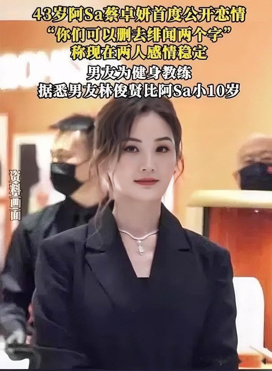 2026年1月13日，Twins组合现身香港尖沙咀活动，现场超百名粉丝提前排队，