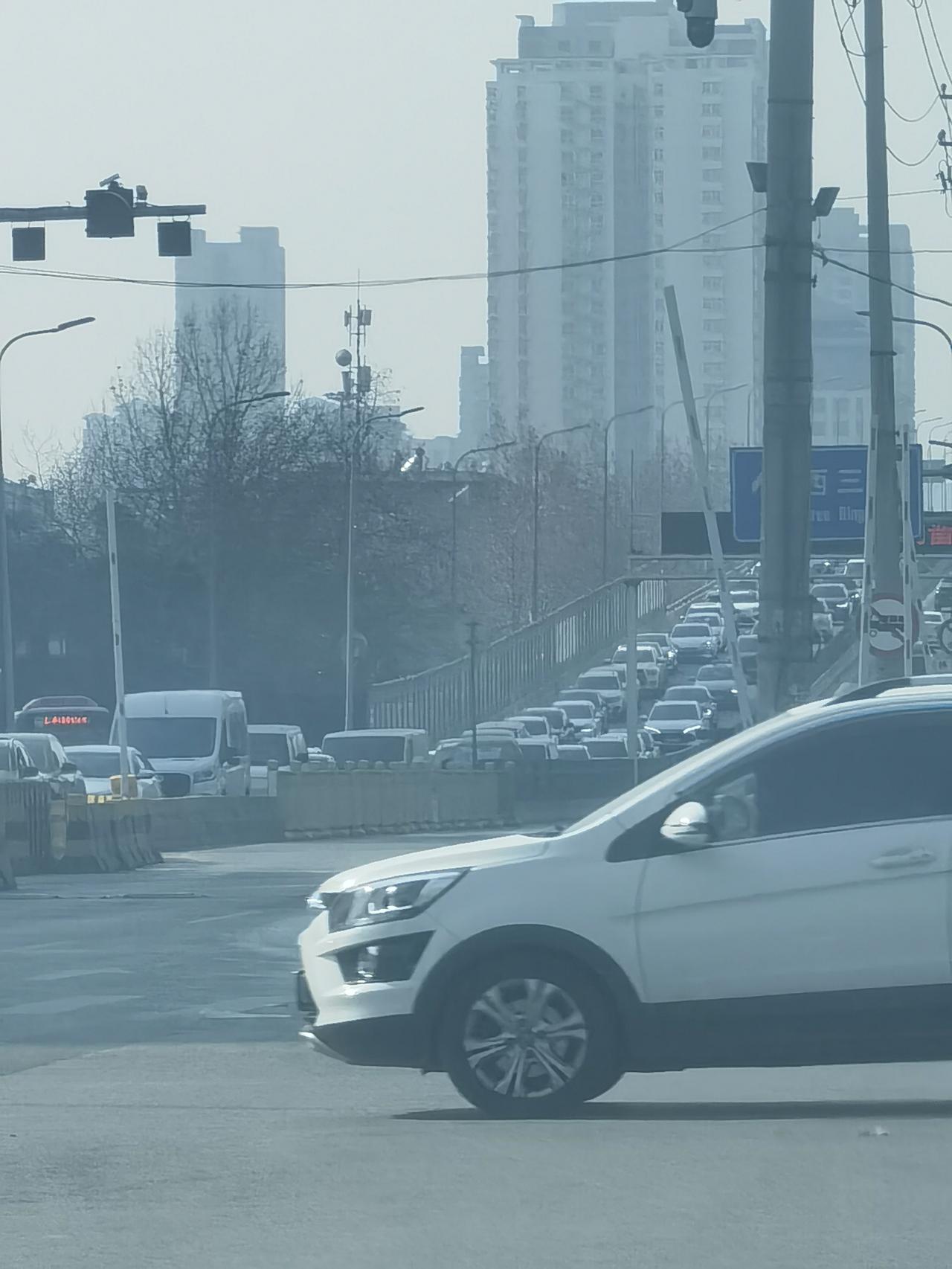 太难受了！今天下午从西安三桥到西快速干道到大兴西路真是太堵了，过了西二环直接堵车