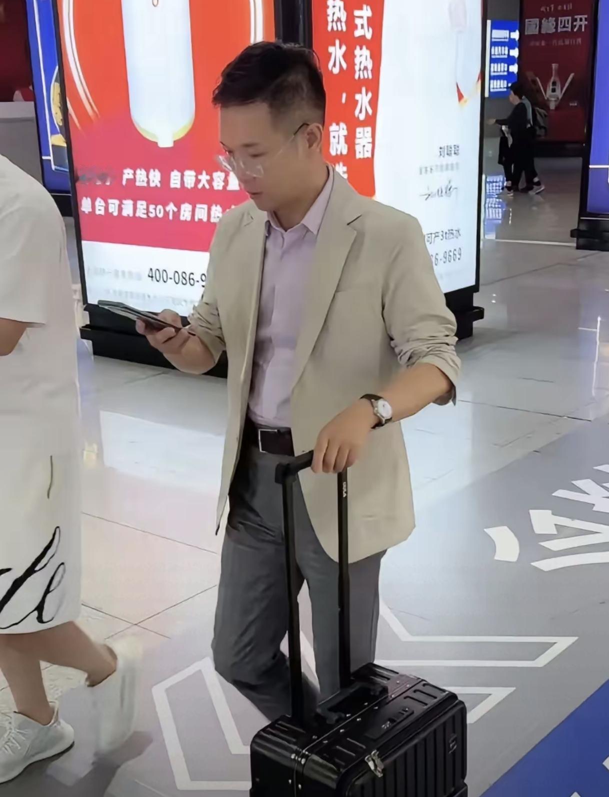 家人们姐姐们，刚刚我午后闲逛时，我误入了一个自称