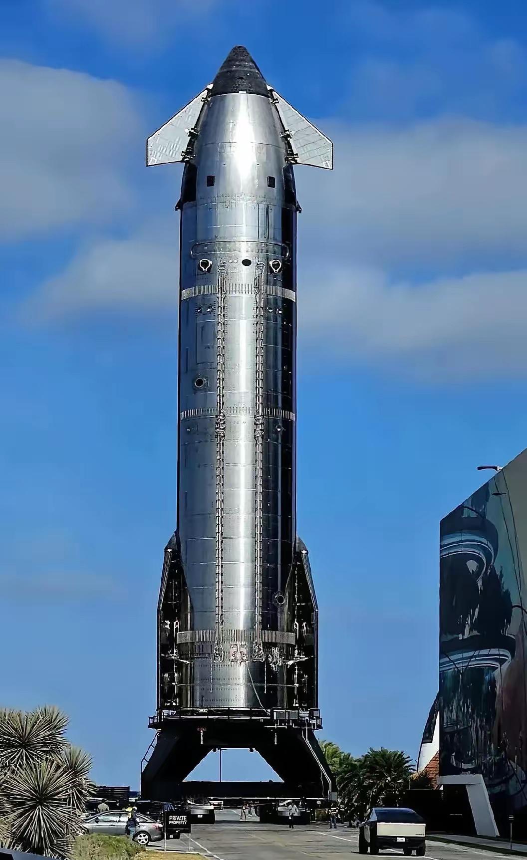 40层楼那么高，5000吨重，33台发动机一起点火——这枚火箭，下个月就要飞了。