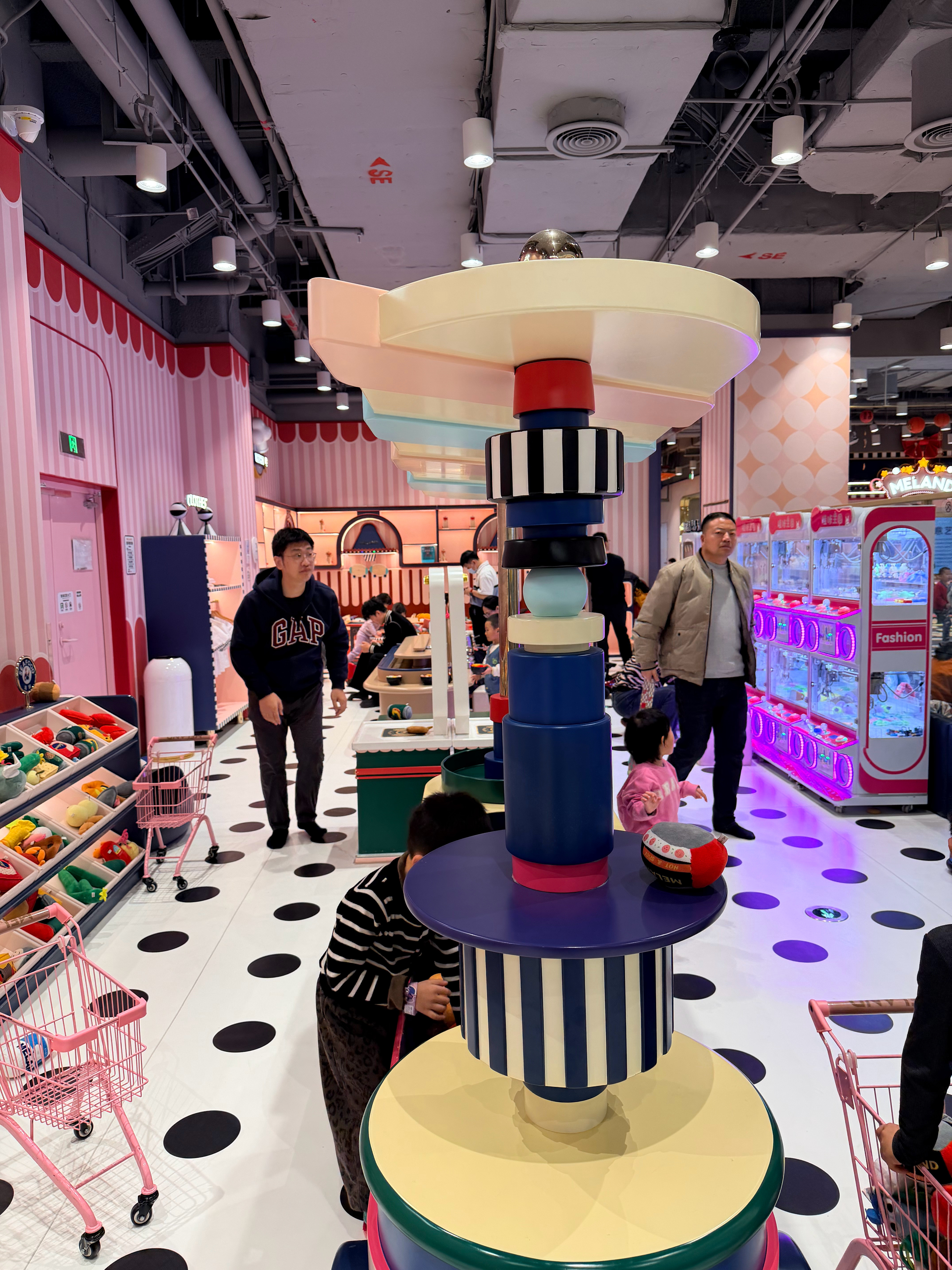 这节假日一出来，孩子也不少啊。是哪个天才想到在儿童乐园里放按摩椅的