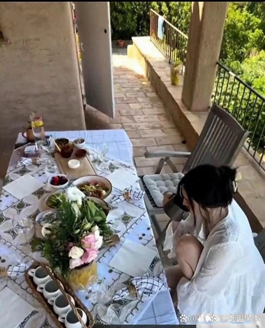 何穗做个饭都像在走秀，这样的穿着打扮难怪陈伟霆喜欢​
