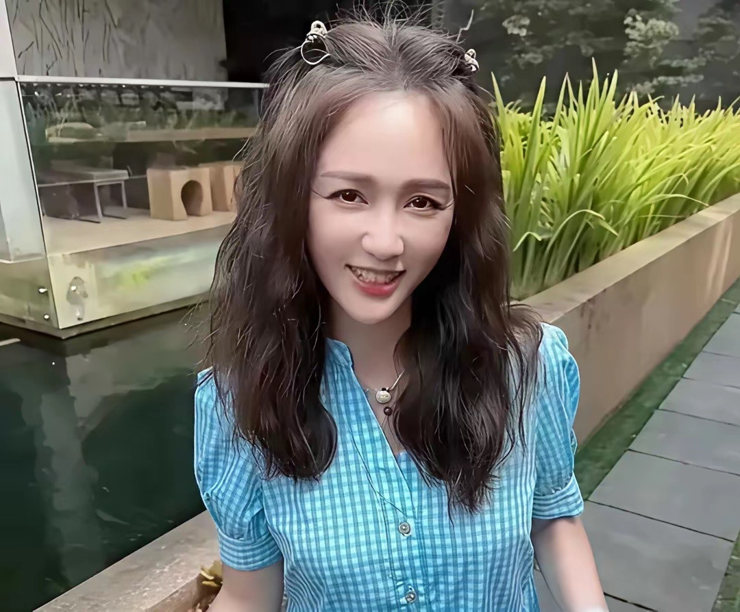 48岁陈乔恩跟着老公艾伦回马来西亚过年，这是她婚后第一次在婆家过春节，她打扮得非