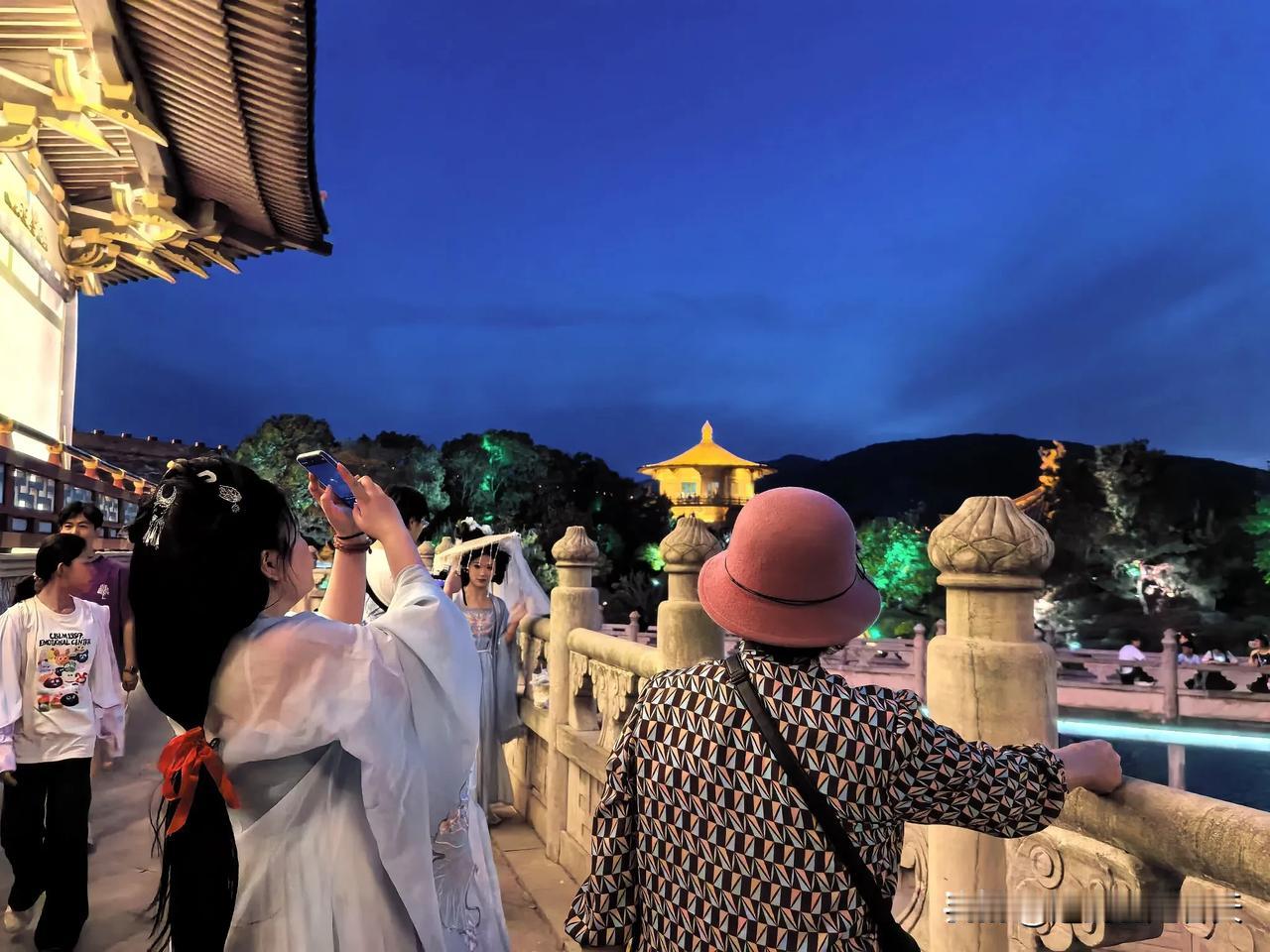 那种三代同堂，其乐融融的真实场景，你见过多少？早上，我孩子还在睡觉，老妈就非