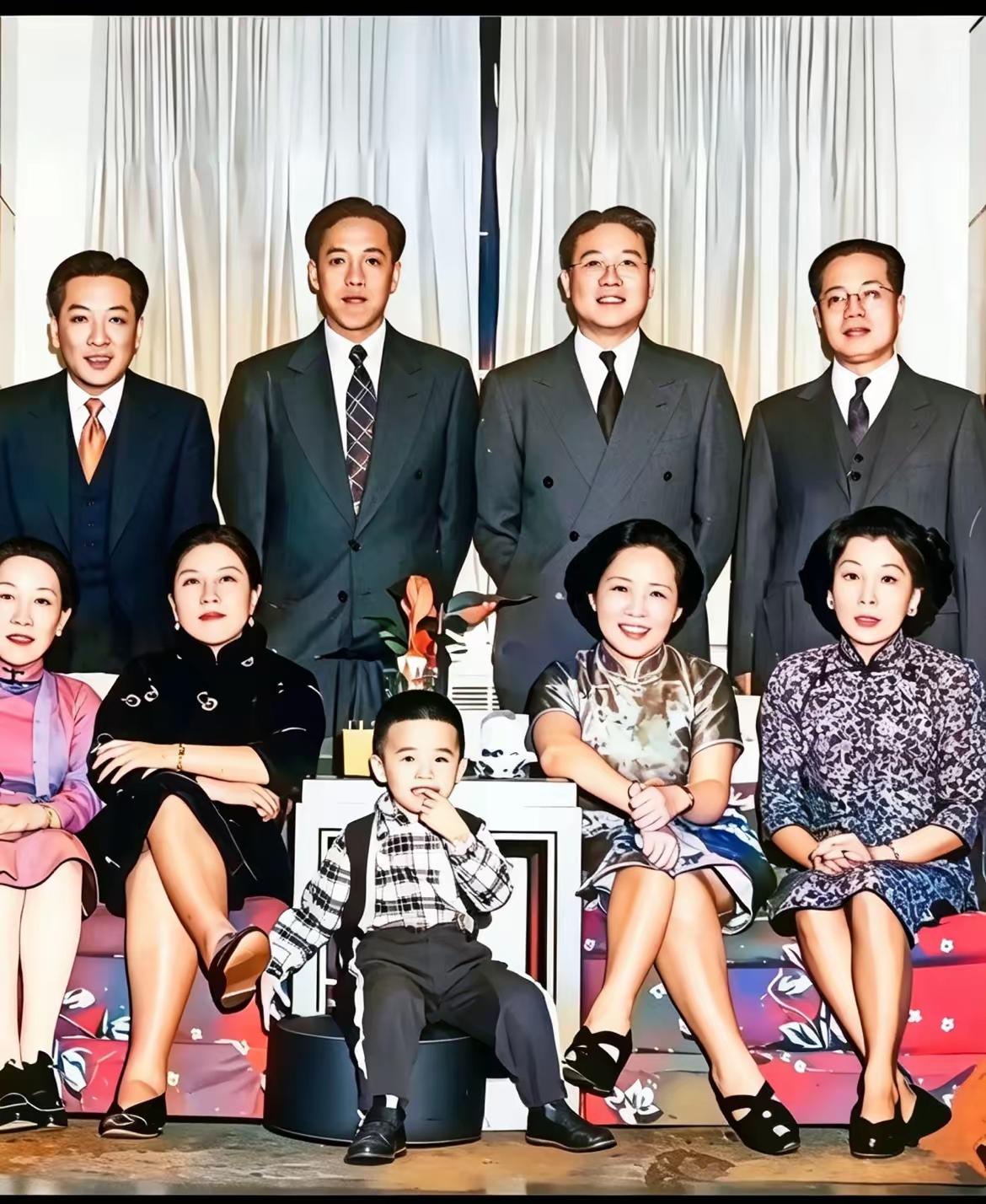 之前刷到过1949年袁世凯后人在美国的那张罕见合影，画面里十几位穿着西装洋裙的年