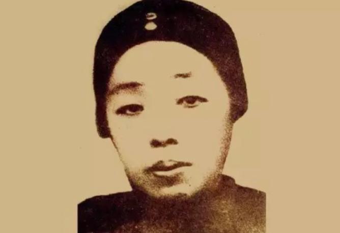 1889年，老秀才胡铁花，看中了农家女冯顺弟，派媒人说亲。冯母却怒斥他：不知羞！