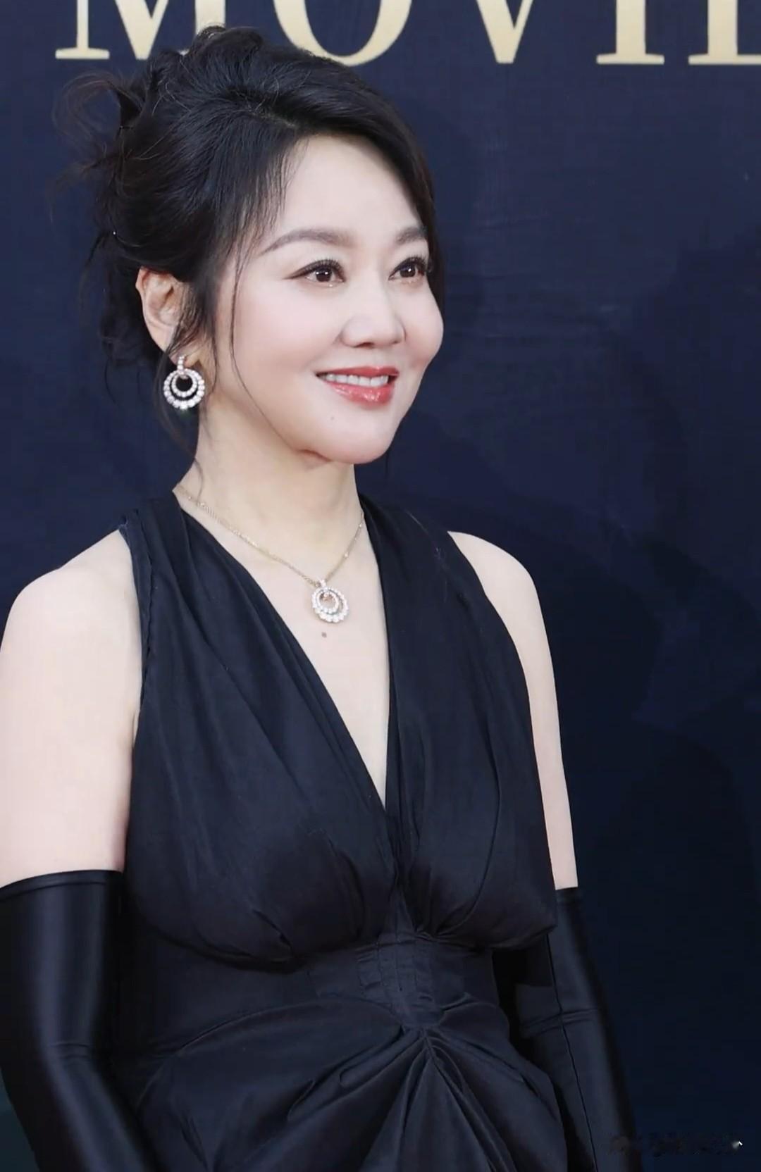 长生不老的女神闫妮，与刘烨同框亮相红毯，闫妮这身真的太好看了[赞][赞][赞]