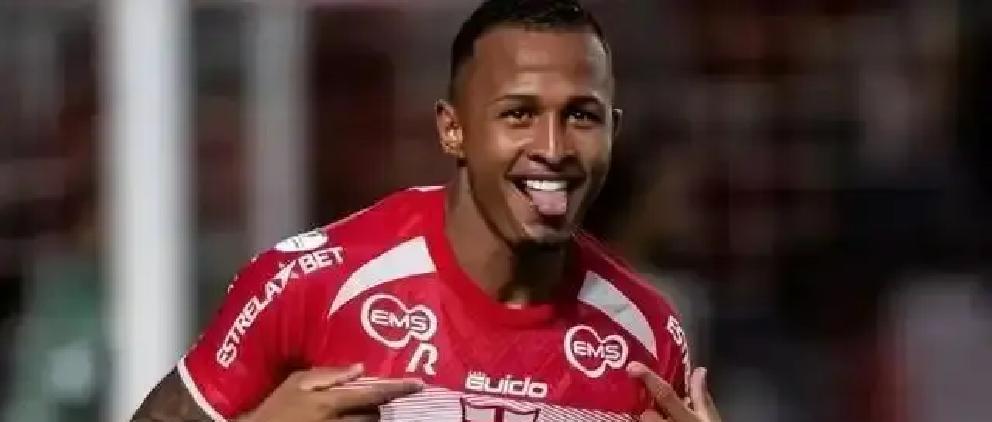 你以为中超保级靠砸钱？河南队给莱奥打了通假电话，逼核心前锋当场签字降薪。条款