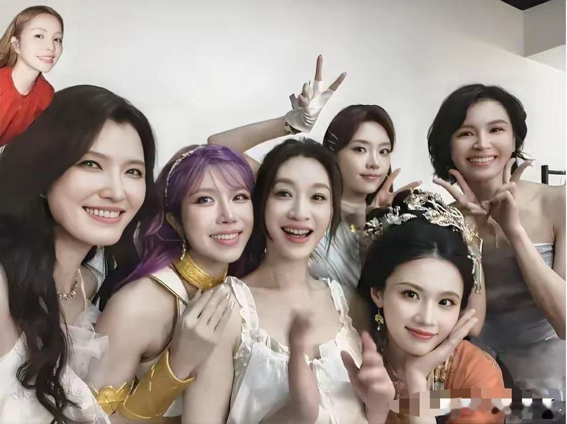 还能这么操作呢？今年的浪姐售后来了李小冉晒姐姐们的合照，但安琦的样子有点奇怪，原