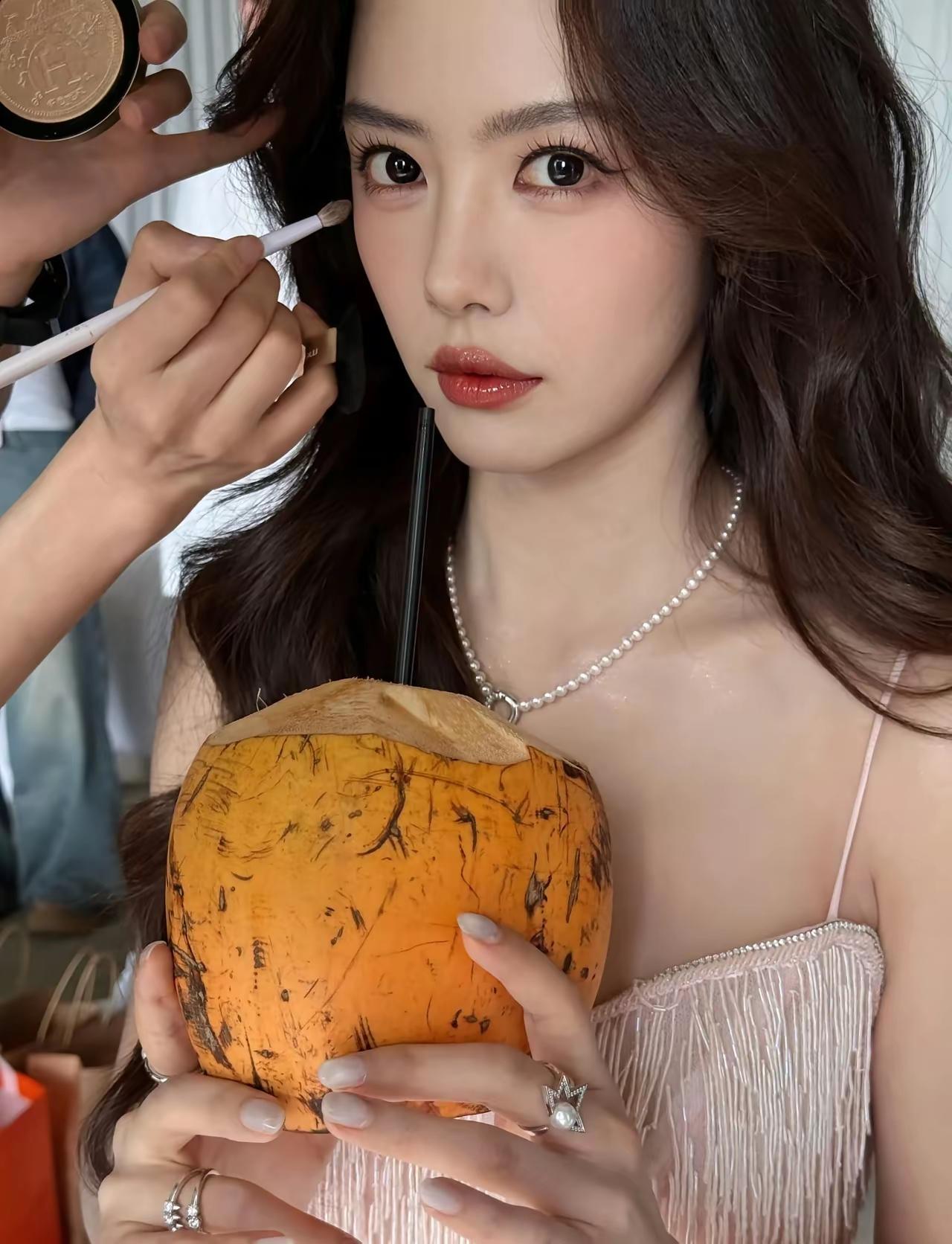 蔡文静手里的椰子是不是过期了？