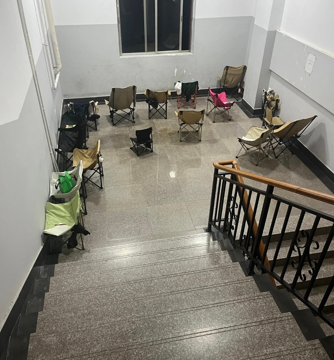 考研人现在的统一状态考研人已经开始随地大小背了拿起椅子找个角落就开始努力背书