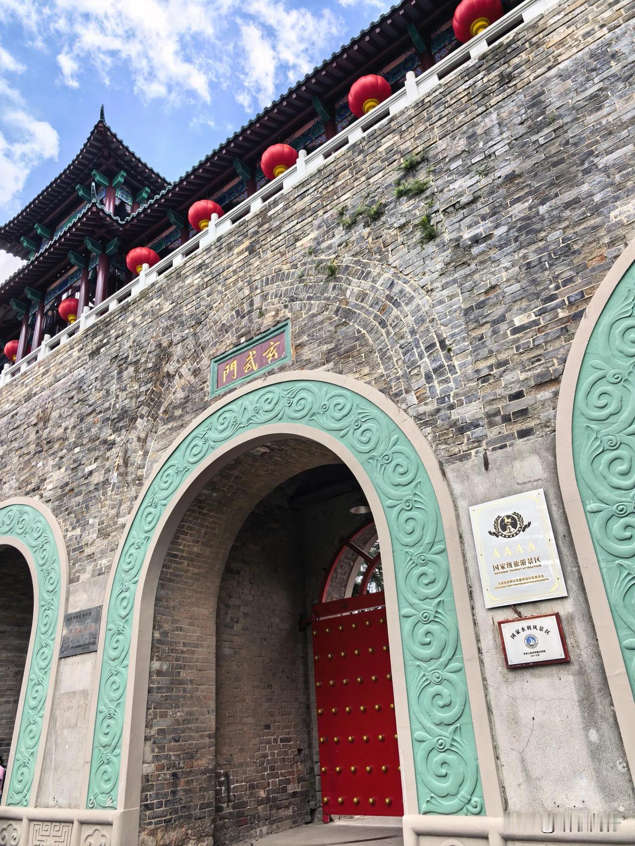 南京旅游第一天，去了玄武湖、老门东、夫子庙、秦淮河、先锋书店。吃了牛肉锅、鸭血
