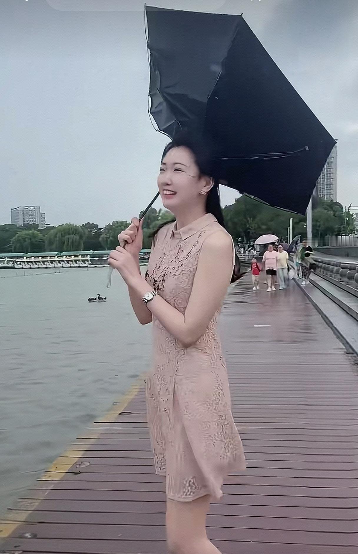 这伞，完全不听使唤。