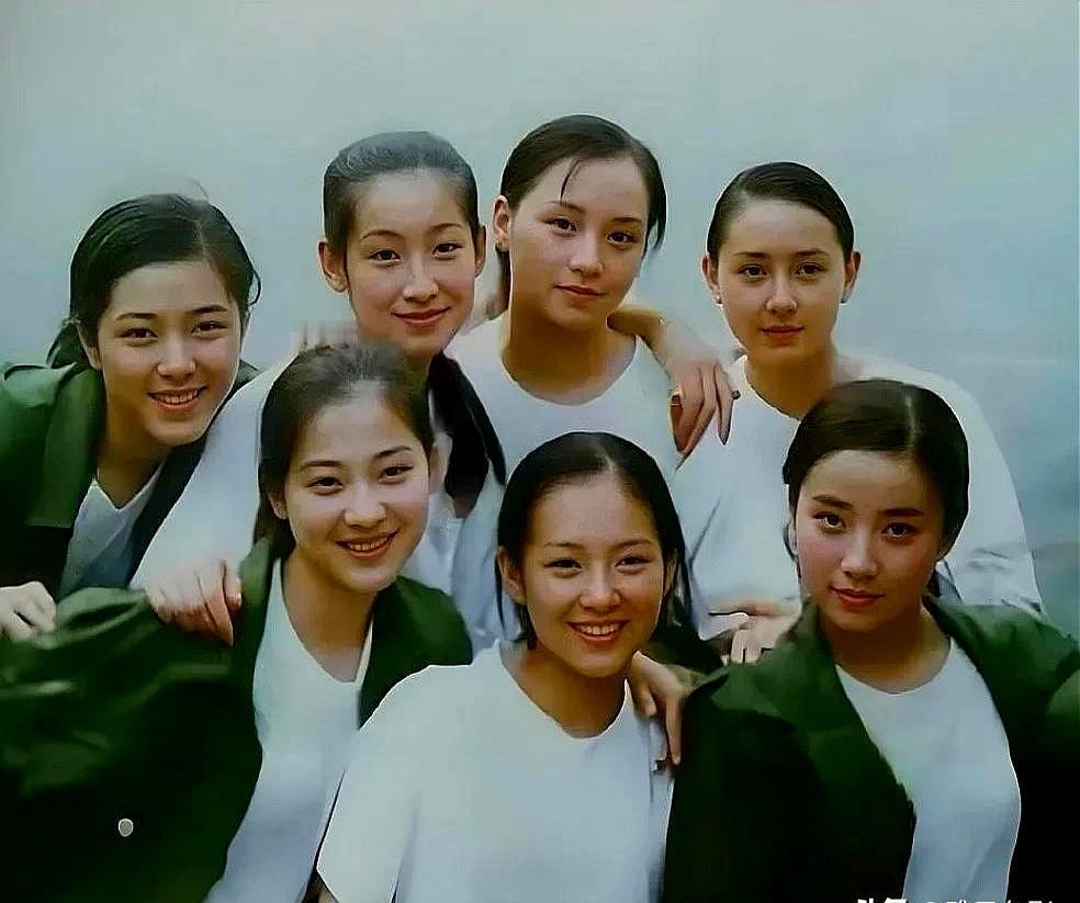 最近翻到一张中戏96级表演班的旧照，惊觉这个班简直是娱乐圈的