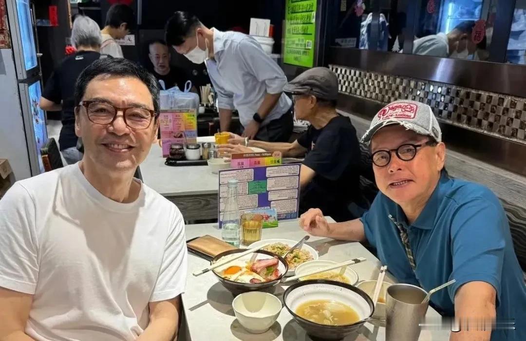 温拿五虎解散多年，但谭咏麟和钟镇涛这对老友的情谊从来没断过。最近，刚去加拿大