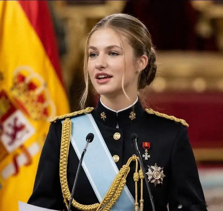 西班牙下一任女王年仅20岁，会说8种语言。🇪🇸巧了，卢卡库也会说8种语言。?