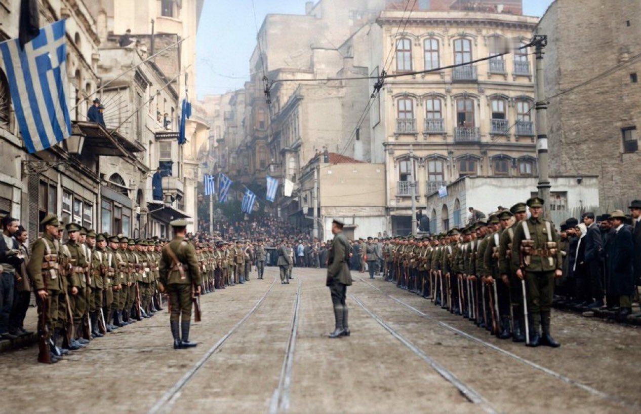 一张1919年的彩色修复照片，照片中英国军队在一战后盟军占领君士坦丁堡期间，