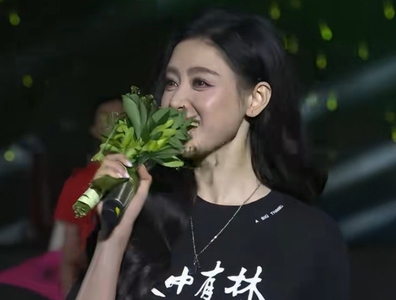 东北超赛这么大的阵仗请来了于和伟张天爱和高圆圆，那么设计手持话筒的人怎么想的，