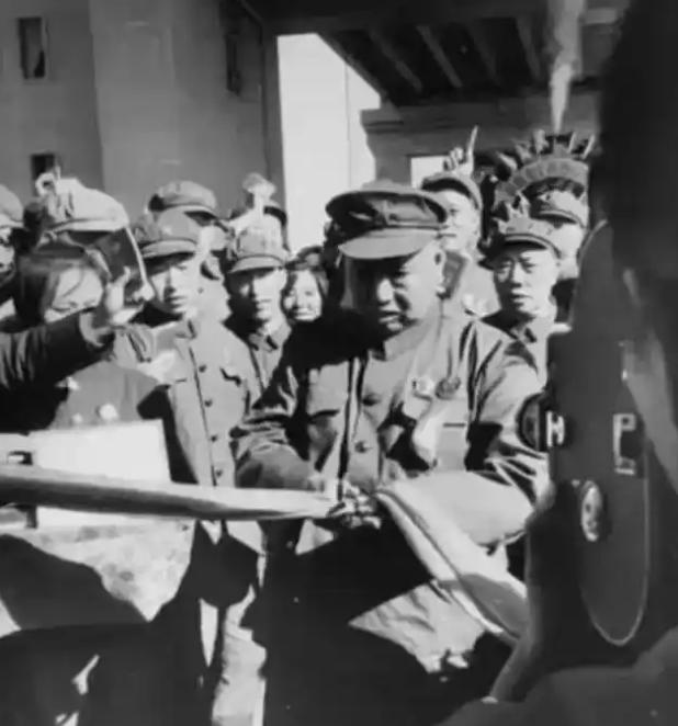 1971年，许世友在南京长江大桥检查工作时，瞧见守卫大桥的战士顶着大雪在露天执勤
