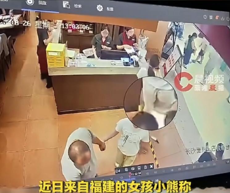 #女子与4岁男童摸臀争议#太荒诞了！这位女子不是在维权，是在拼命证明"我没错"。第一下屁股被碰立即警