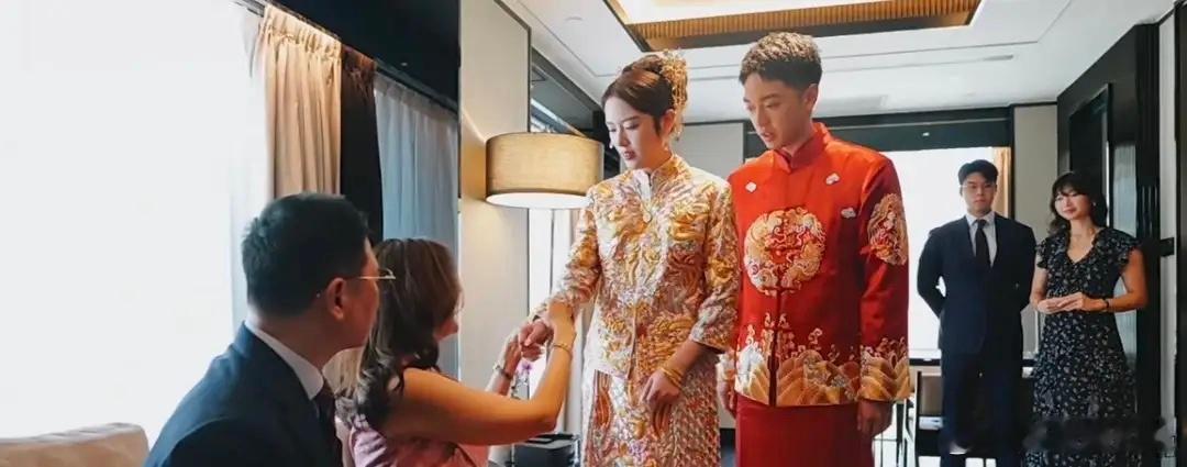 李嘉欣姐姐在上海参加继子婚礼，被敬茶笑不拢嘴，15岁儿子罕露脸！​​​