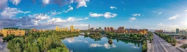 一个在新疆喀什地区巴楚县驻村的亲戚感慨：新疆的孩子都想出去看看外面的世界，他说今