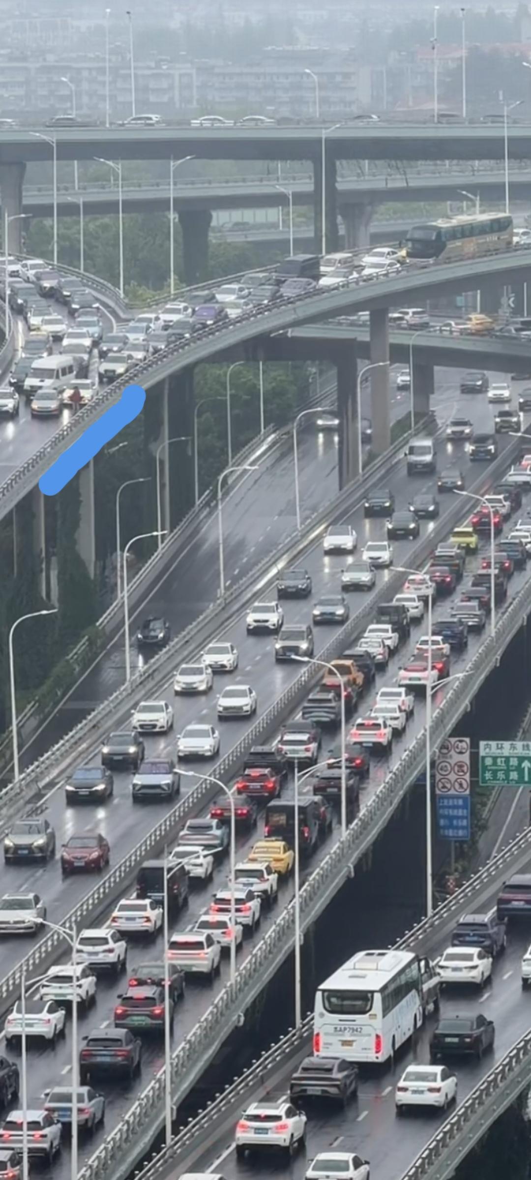 今晨，在南京最堵的地方发生了两车碰擦，堵上加堵。（见图左上）