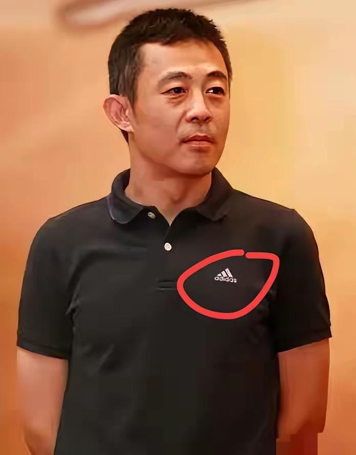大明星穿的这件衣服是什么品牌？多少钱？贵不贵啊？想给男朋友买件同款，哪里可以买到