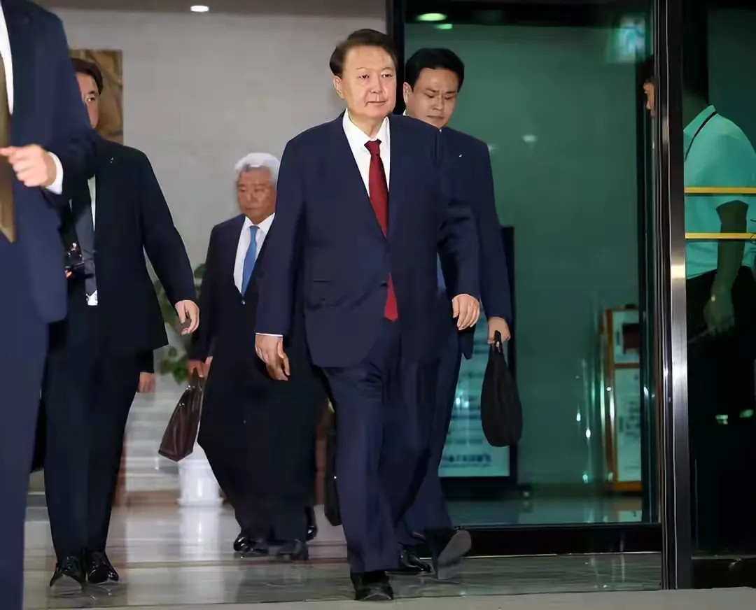 韩国原总统尹锡悦这时候已经是孤立无援了。尹锡悦的局势如今愈发被动，他身边的核心