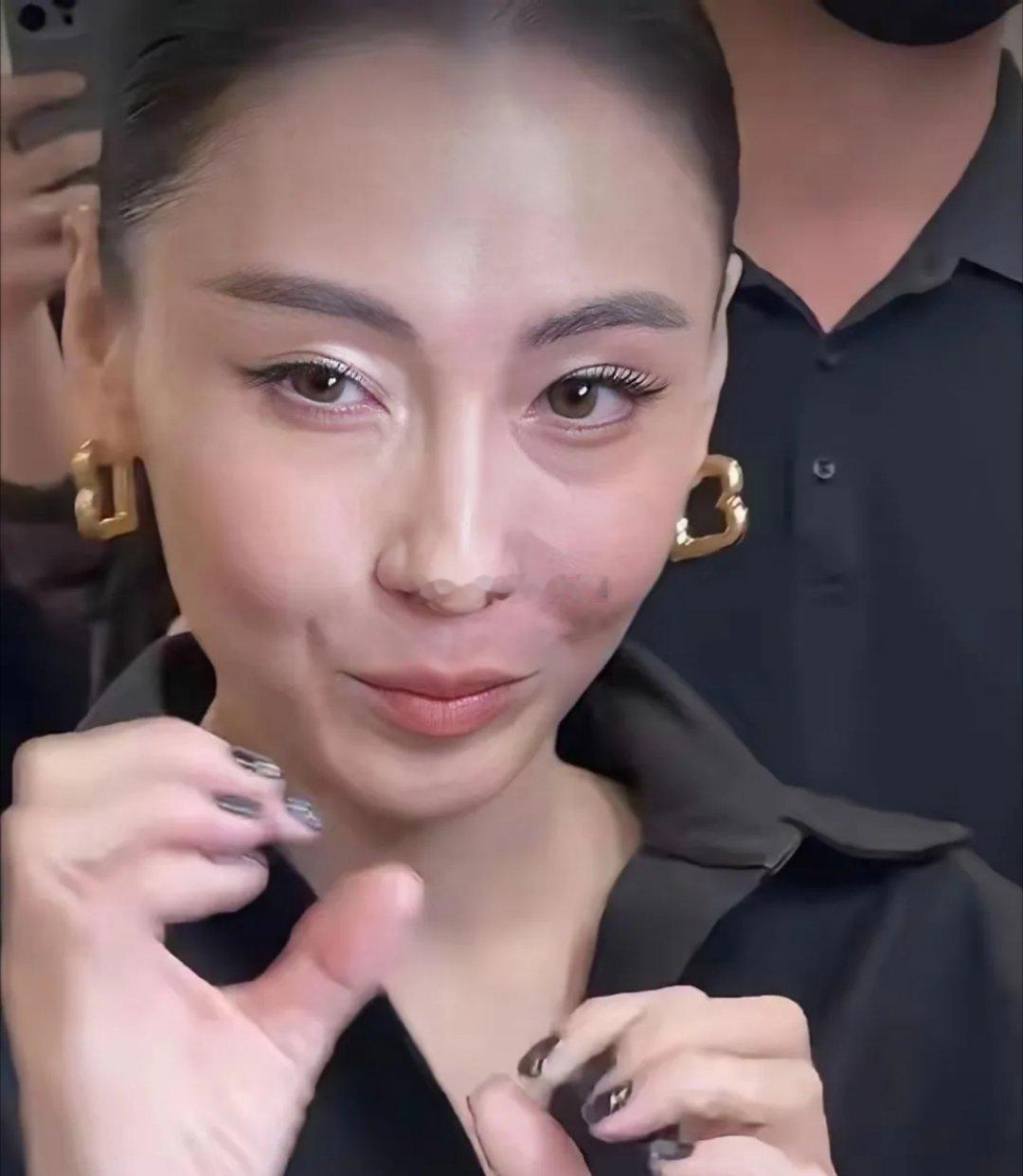 差点没认出来！张柏芝巴黎世家生图造型太颠覆✨谁第一眼没看出来这是张柏芝我不说！她