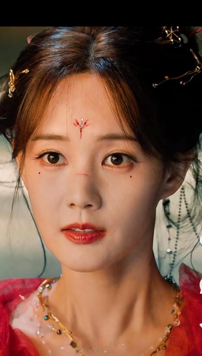 李一桐也挺不容易的，这个年纪要扮演可爱天真少女。虽然大部分的时候演的还可以，但