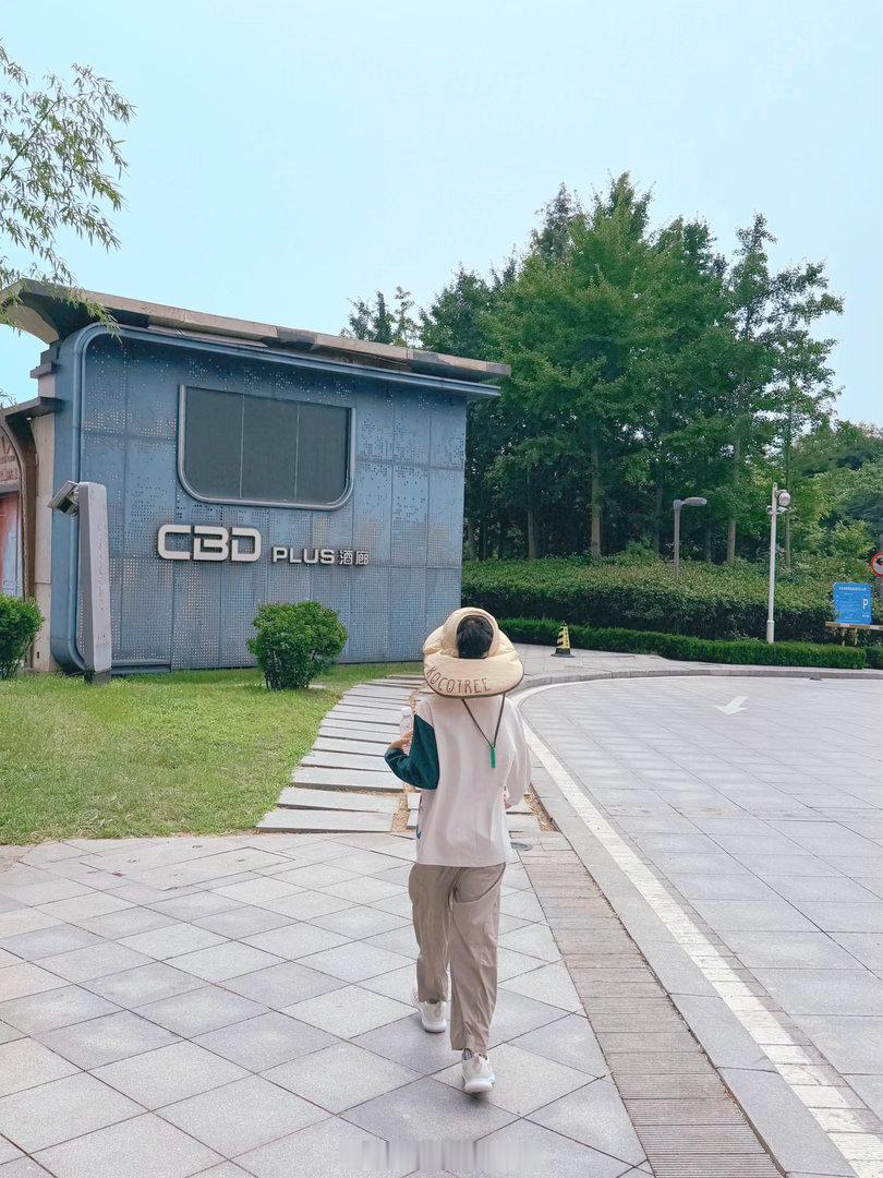 们浙江人把青岛人吓shu，青岛一朋友问我在哪儿玩我说我现在陪着胖子在路上走。她